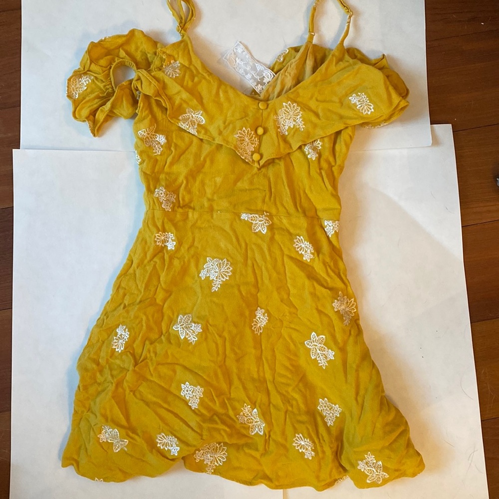 Sadie & Sage yellow mini dress with white flowers. size XS